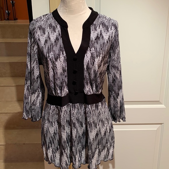 Notations Tops - NOTATIONS. Black and white crinkled top. Solid band w/buttons in front &…